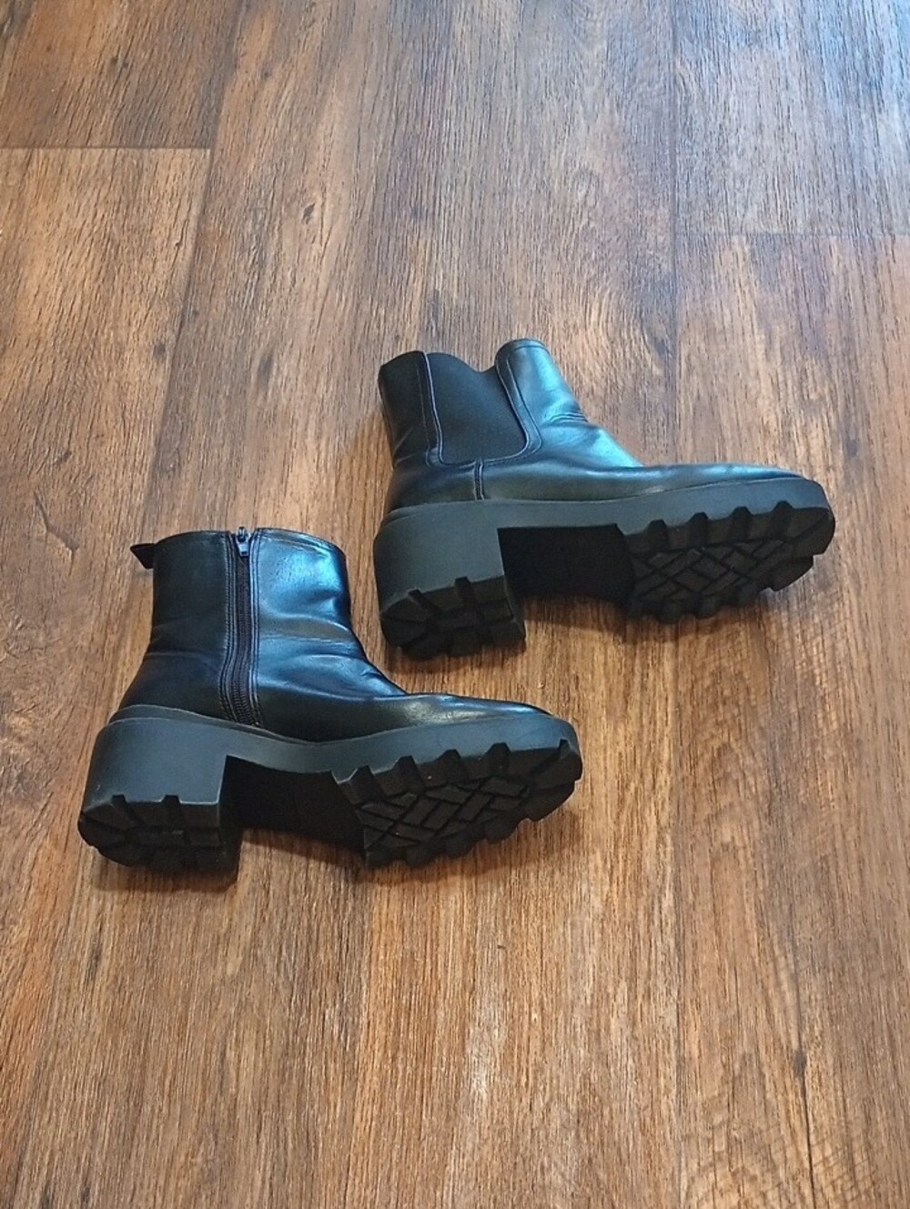 Time and Tru Black Faux Leather Chelsea Lug Sole Chunky Ankle Boots - Picture 3 of 5